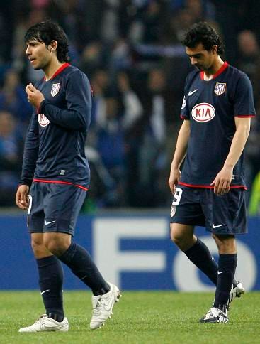 Sergio Aguero a Miguel de la Cuevas museli zkousnout vyřazení Atlétika Madrid | Foto: Reuters