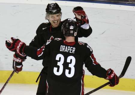 Kanadští hokejsité Brad Richards (vlevo) a Kris Draper se radují z gólu v brance Česka. | Foto: Reuters