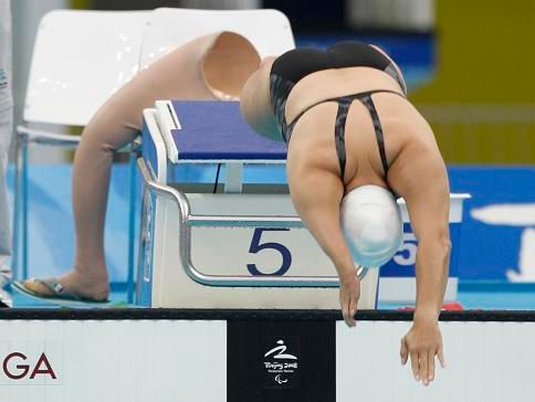 Doramitzi Gonzalez se pouští do bazenu Vodní kostky | Foto: Reuters