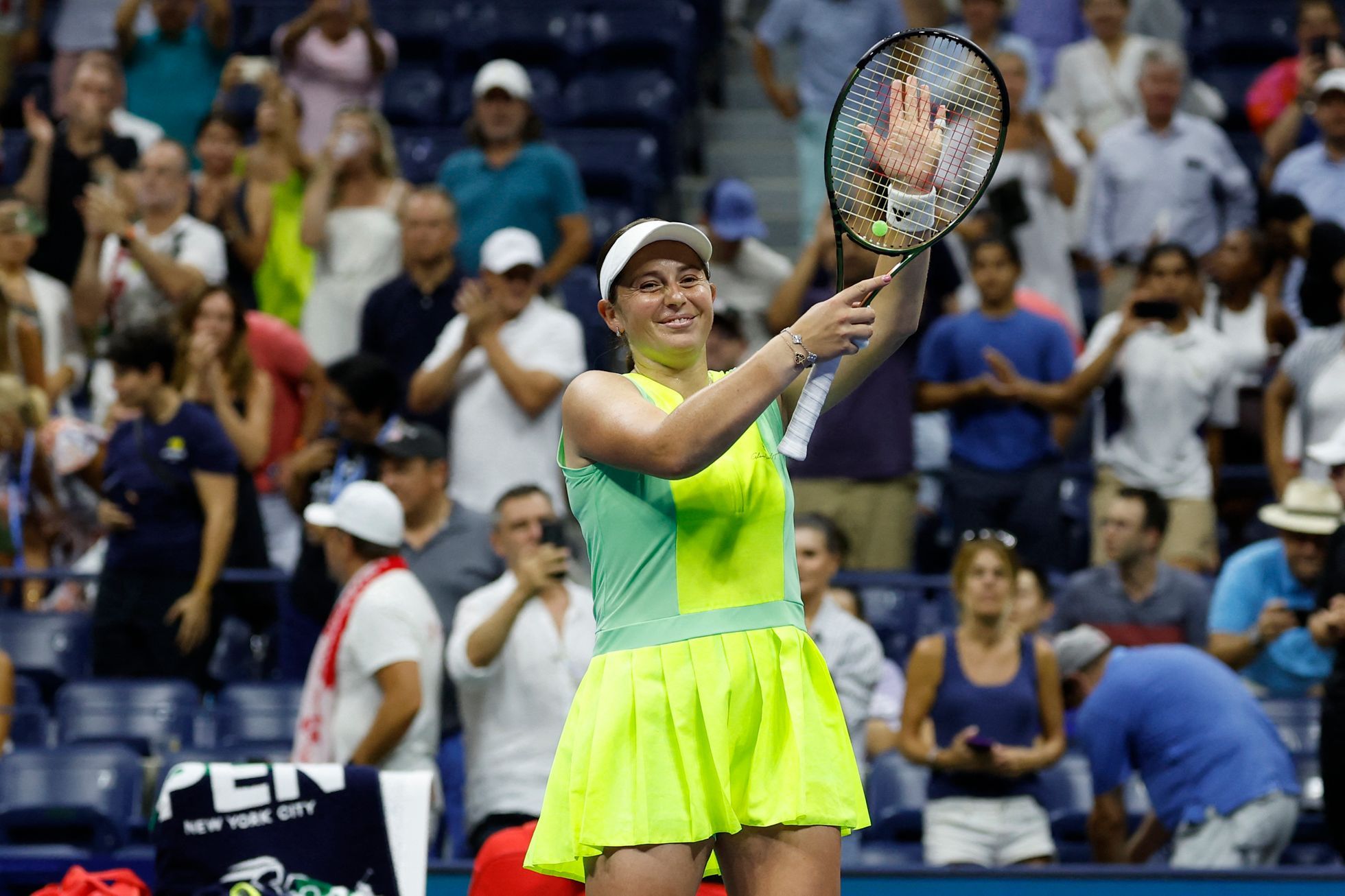 Surprise at the US Open.  Defender Šwiateková retires and will lose her position as world number one player