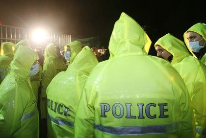 Policejní jednotky se připravují na další demonstrace. | Foto: Reuters