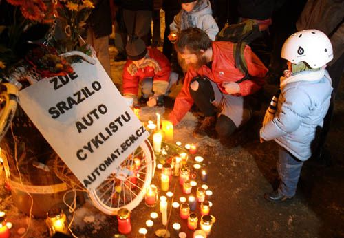 Na památku Jana Bouchala položili ve čtvrtek večer lidé svíce na místě, kde jej 6. ledna srazilo auto. Zemřel po několika dnech ve Vojenské nemocnici. | Foto: Ondřej Besperát, Aktuálně.cz