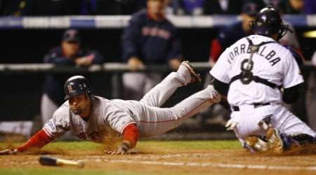 Mike Lowell přidal ve čtvrtém zápase důležitý bod Bostonu. Také proto byl vyhlášen MVP - nejužitečnějším hráčem | Foto: Reuters