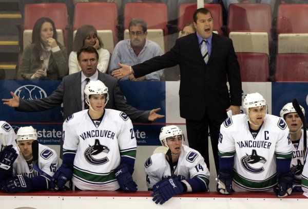 Trenér Vancouveru Canucks Alain Vigneault se během zápasu s Detroitem hodně rozčiloval. Po utkání se zlobil i brankář Roberto Luongo. Sudí byli prý až příliš benevolentní k počínání Detroitu před bránou soupeře. | Foto: Reuters