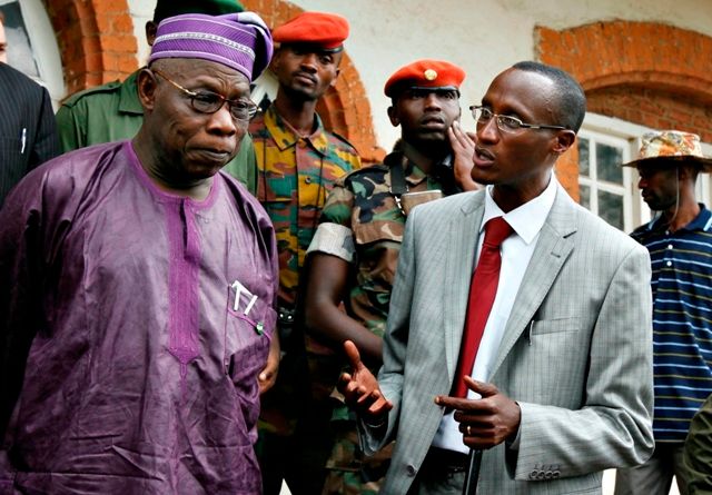 Vyslanec OSN Olusegun Obasanjo (vlevo) a vůdce povstalců Laurent Nkunda | Foto: Reuters