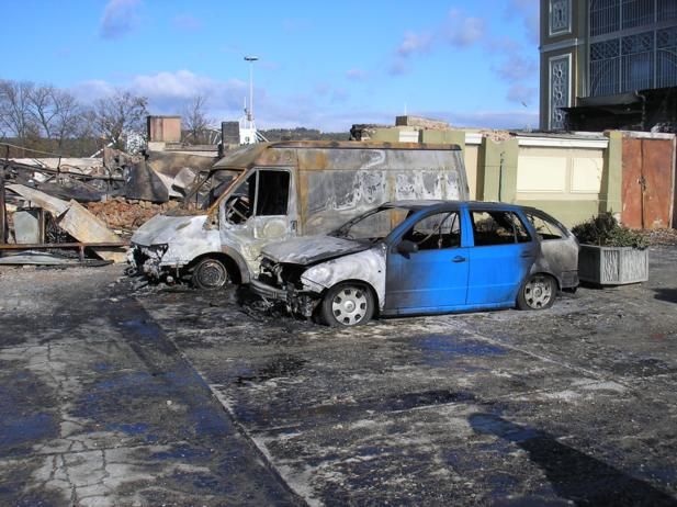 ...požár poničil nejen budovu paláce, ale například i nedaleko stojící automobily. | Foto: ČPP