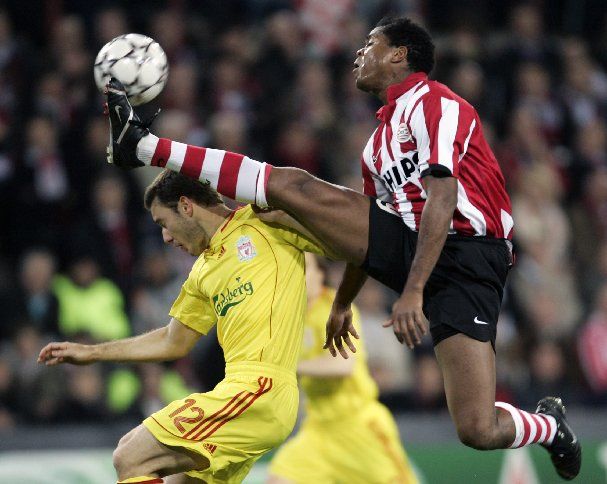 Patrick Kluivert (PSV) bojuje s Fabiem Aureliem (Liverpool). | Foto: Reuters