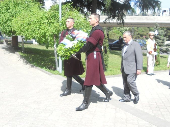 Ministr pokládá věnec k hrobu hrdinů padlých během bojů za jednotu Gruzie | Foto: Tereza Šídlová