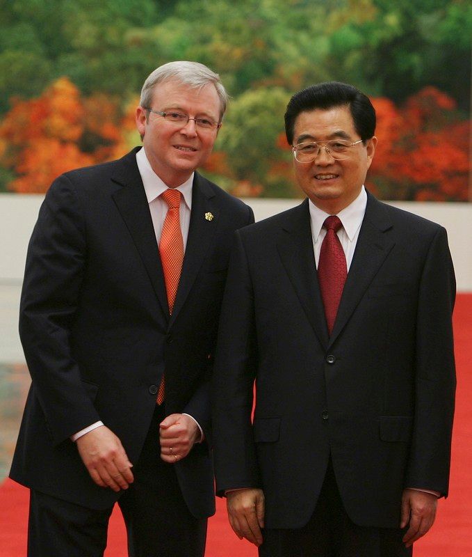 Čínský prezident Chu Ťin-tchao pózuje fotografům s premiérem Austrálie Kevinem Ruddem. | Foto: Reuters