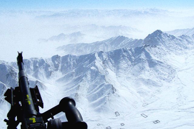 Při přeletu na FOB Curry překonávaly vrtulníky v silném větru a turbulencích pohoří ve výšce 3000 m. | Foto: Armáda České republiky / www.mise.army.cz