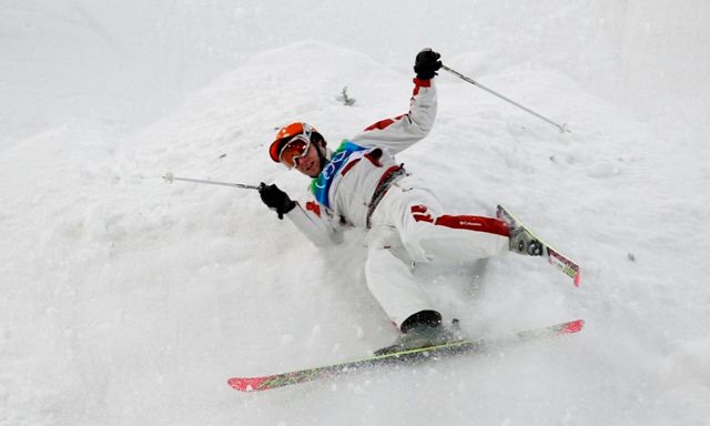 Kanaďan Pierre-Andre Rousseau se pádům nevyhnul. | Foto: Reuters