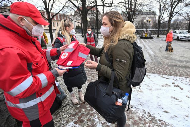 "Soustředí se také třeba na komunikaci s pacientem. To je totiž pro pacienty a jejich uzdravování se velmi důležité," doplnil velitel Ústředního krizového týmu Českého červeného kříže Richard Smejkal. | Foto: ČTK