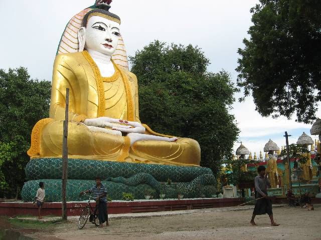 K buddhismu se v Barmě hlásí téměř 90 procent obyvatelstva (na snímku klášter v Amarapuře nedaleko Mandalaje) | Foto: Pavel Vondra