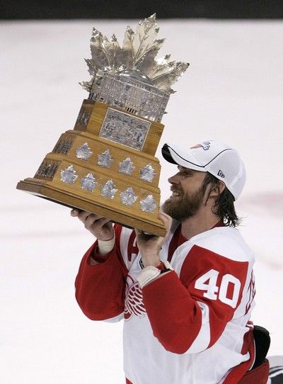 Henrik Zetterberg s Conn Smythe Trophy pro nejlepšího hráče letošního play off. | Foto: Reuters