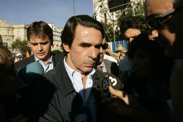 Demonstrace se zúčastnil také bývalý premiér a předák pravicové Lidové strany José María Aznar. Je velkým rivalem Zapatera, v roce 2003 s ním prohrál ve volbách. | Foto: Reuters