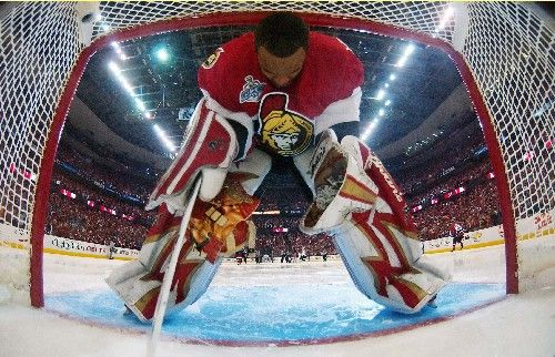 Gólman Ottawy Senators Ray Emery se spoustředí před začátkem třetího finále Stanley Cupu proti Anaheimu. | Foto: Reuters