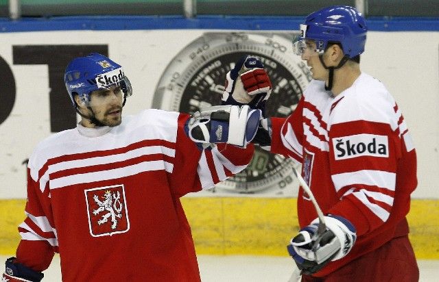 Tomáš Rolinek v dresu prvních československých mistrů světa z roku 1947 oslavuje gól Filipa Kuby (vpravo) do sítě Italů. | Foto: Reuters