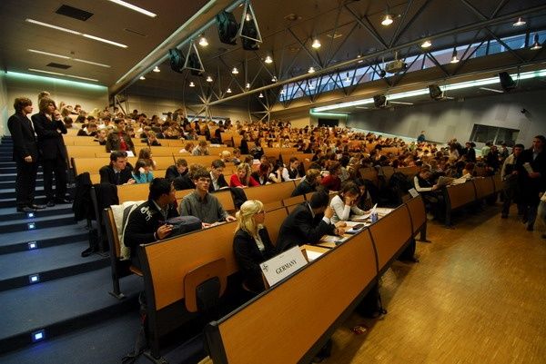 Plenární zasedání na Pražském studentském summitu | Foto: Petr Gottfried