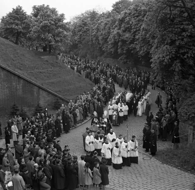 Smuteční průvod s ostatky Karla Hynka Máchy přichází na Vyšehrad, 7. května 1939. Mácha zemřel 6. listopadu 1836 v Litoměřicích, pohřeb se uskutečnil pouze za účasti jeho bratra. Na počátku nacistické okupace byly jeho ostatky za velkého zájmu veřejnosti převezeny do Prahy na Slavín. Událost se změnila v tichou národní demonstraci. | Foto: ČTK