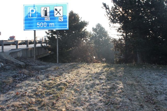 U sjezdu z dálnice D5 u Rokycan havaroval v pondělí ráno francouzský autobus plný školáků. | Foto: HZS Plzeňského kraje