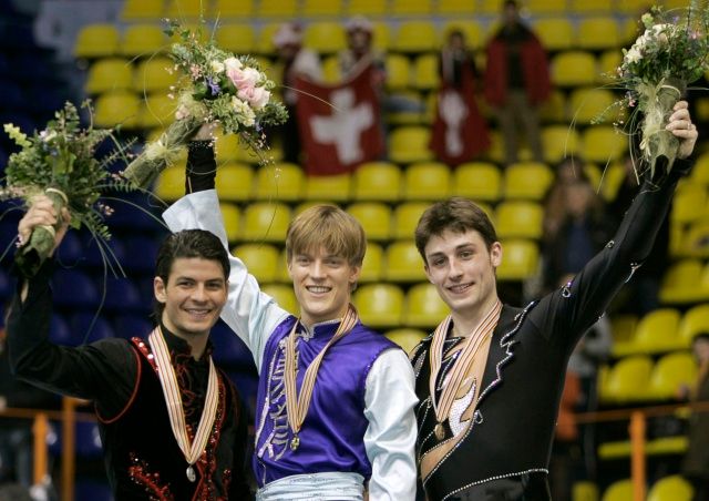 Tomáš Verner na stupních vítězů. Stříbro získal Švýcar Stephane Lambiel a bronz Brian Joubert z Francie(vpravo). | Foto: Reuters