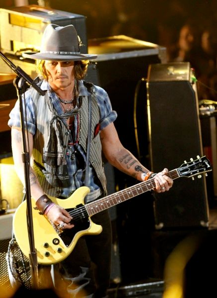 Před vyhlášením ceny si Johnny Depp zahrál se skupinou The Black Keys | Foto: Reuters