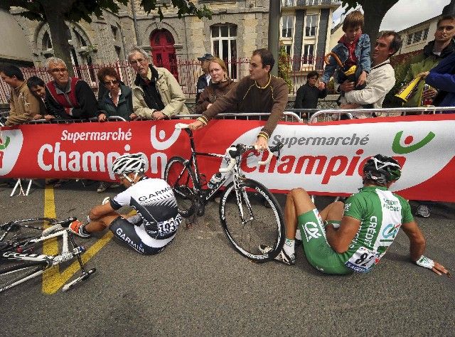 Julian Dean (vlevo) a William Bonnet po pádu ve druhé etapě. | Foto: Reuters