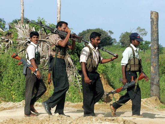 Tamilští bojovníci na okraji hranice stanovené v podmínkách příměří na kraji tamilského území | Foto: Reuters/ Anuruddha Lokuhapuarakči