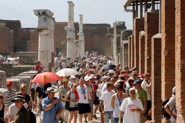 Slunce, déšť a miliony turistů konají své | Foto: Reuters