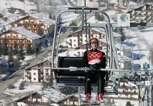 Český skokan na lyžích Jakub Janda na lanovce mířící ke skokanskému můstku v Pragelatu. | Foto: Reuters