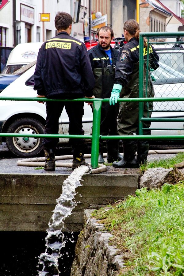 Hasičské týmy odčerpávají vodu z domů, které se nacházejí v blízkosti potoků. Tento dům stojí na kraji náměstí. | Foto: Vít Khaml