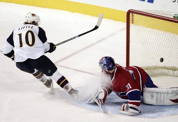 V zápase Montrealu s Atlantou došlo až na samostatné nájezdy. Souboj Bryan Little z Atlanty vs. montrealský brankář Carey Price dopadl lépe pro Littla. | Foto: Reuters