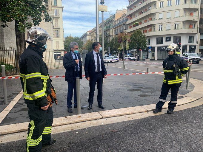 Starosta Nice Christian Estrosi mluví s policisty nedaleko útoku. | Foto: Reuters