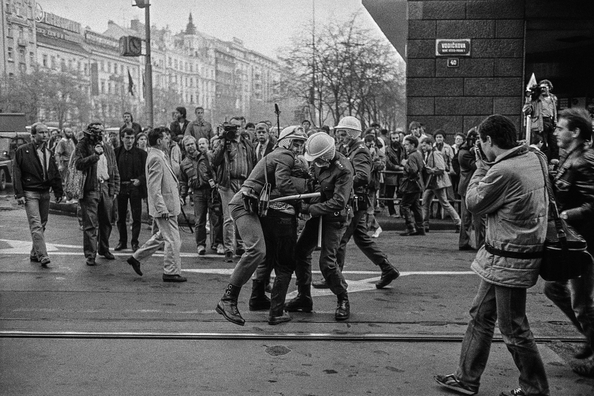 1 ноября 1989 года. Революция в ГДР 1989. Бархатная революция в Германии в 1989-1990. Протесты в ГДР 1989. Бархатная революция в ГДР.