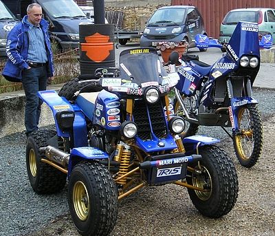 Čytřkolka Josefa Macháčka (vlevo) a motocykl Suzuki Ivo Kaštana. Vlevo vzadu stojí Josef Macháček. | Foto: Radek Vičík