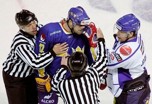 Pralo se také ve druhém duelu Švédska s Finskem | Foto: Reuters