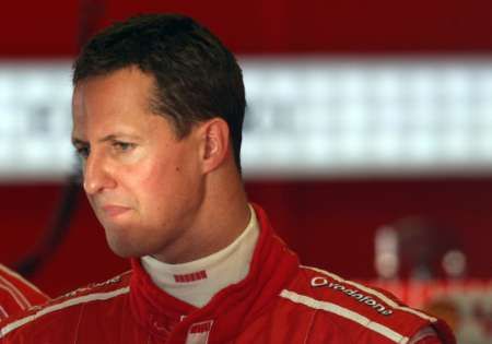 Zamyšlený Michael Schumacher v boxech Ferrari při testech na trati ve španělském Jerezu. | Foto: Reuters