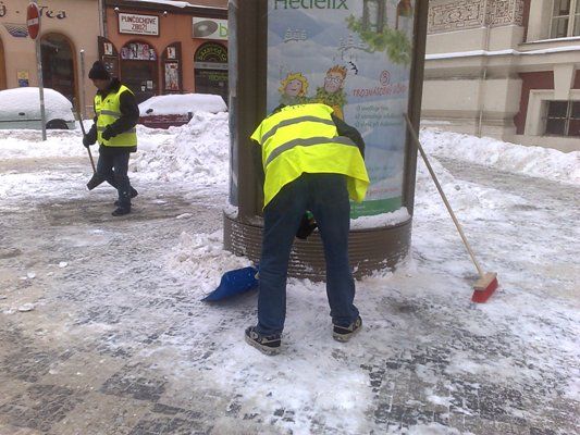 Muži uklízejí sníh před základní školou ve Vodičkově ulici | Foto: Hana Pecinová