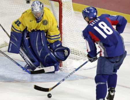 Mikael Tellqvist ze Švédska (ve žlutém) kryje střelecký pokus Slováka Miroslava Šatana. | Foto: Reuters