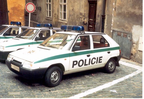 V bílozeleném provedení se objevilo mnoho policejních aut. Škody Favorit... | Foto: Čeněk Sudek/Policejní historická společnost