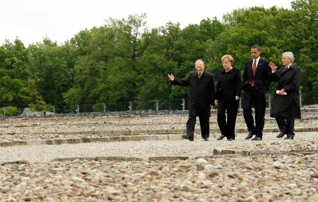 Průvodce jemu a Merkelové dělali dva Židé, kteří holocaust přežili: Bertram Herz (vlevo) a Elie Wiesel (vpravo). | Foto: Reuters