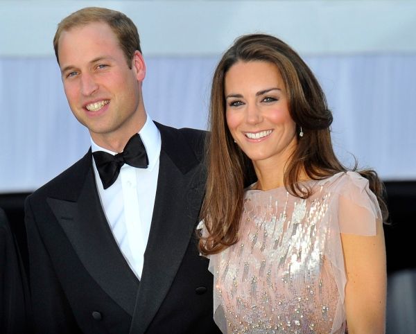 Jeden z mála momentů, kdy se Catherine po svatbě objevila před fotoaparáty prostovlasá. Charitativní večeře v Kensingtonském paláci v Londýně. | Foto: Reuters