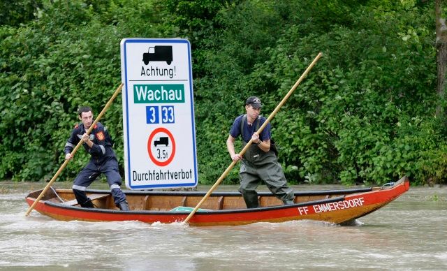 Požárníci na zaplavených silnicích vesnice Emmersdorf, 75 kilometrů západně od Vídně | Foto: Reuters