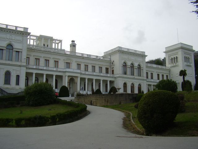 Palác Livadia si nechal zbudovat poslední ruský car Mikuláš II. Už si jej ale příliš nestihl užít. Budova byla dokončena v roce 1911, naposledy zde carská rodina pobývala v roce 1914. Jak známo, Mikuláše II. i jeho rodinu později zastřelili bolševici o čtyři roky později v Jekatěrinburgu, ruská monarchie zanikla. | Foto: Martin Novák