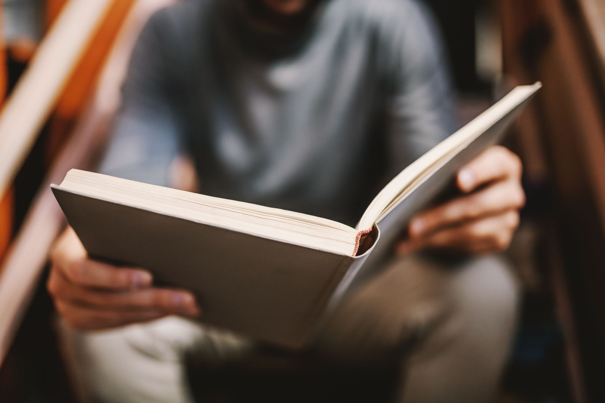 Le dictionnaire français inclut des pronoms de genre entre les termes.  Il a offensé certains politiciens