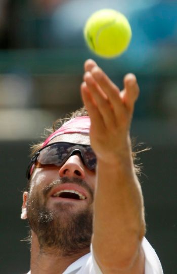 Arnaud Clement servíruje do další hry. | Foto: Reuters