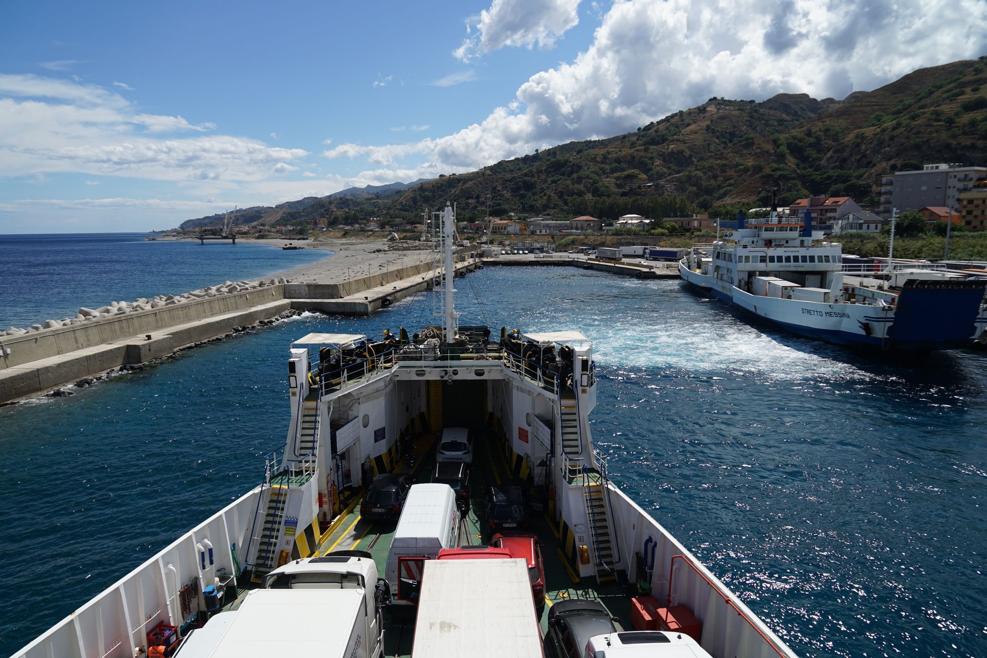 Neočkovaný Ital nemohl do hotelu ani trajektu, tak spal ve spacáku. Soud se ho zastal