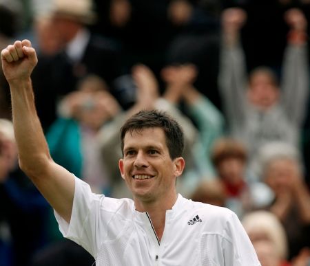 Vítězný Tim Henman právě ve Wimbledonu porazil Carlose Moyu. | Foto: Reuters