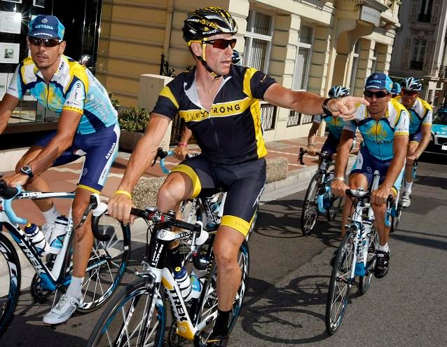 Lance Armstrong diskutuje se svými kolegy | Foto: Sport