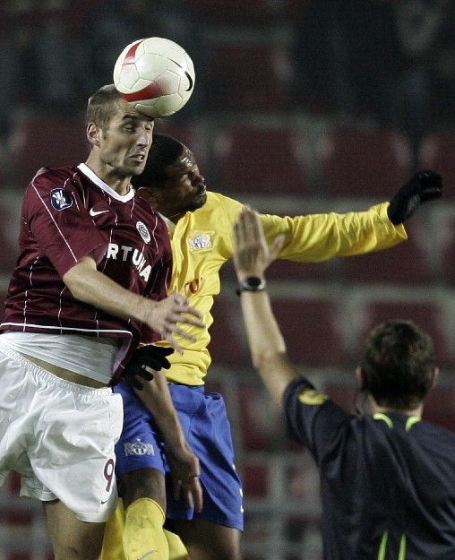 Hlavičkový souboj sparťana Libora Doška (vlevo) a curyšského Oumara Kondého v prvním zápase základní skupiny Poháru UEFA. | Foto: Reuters